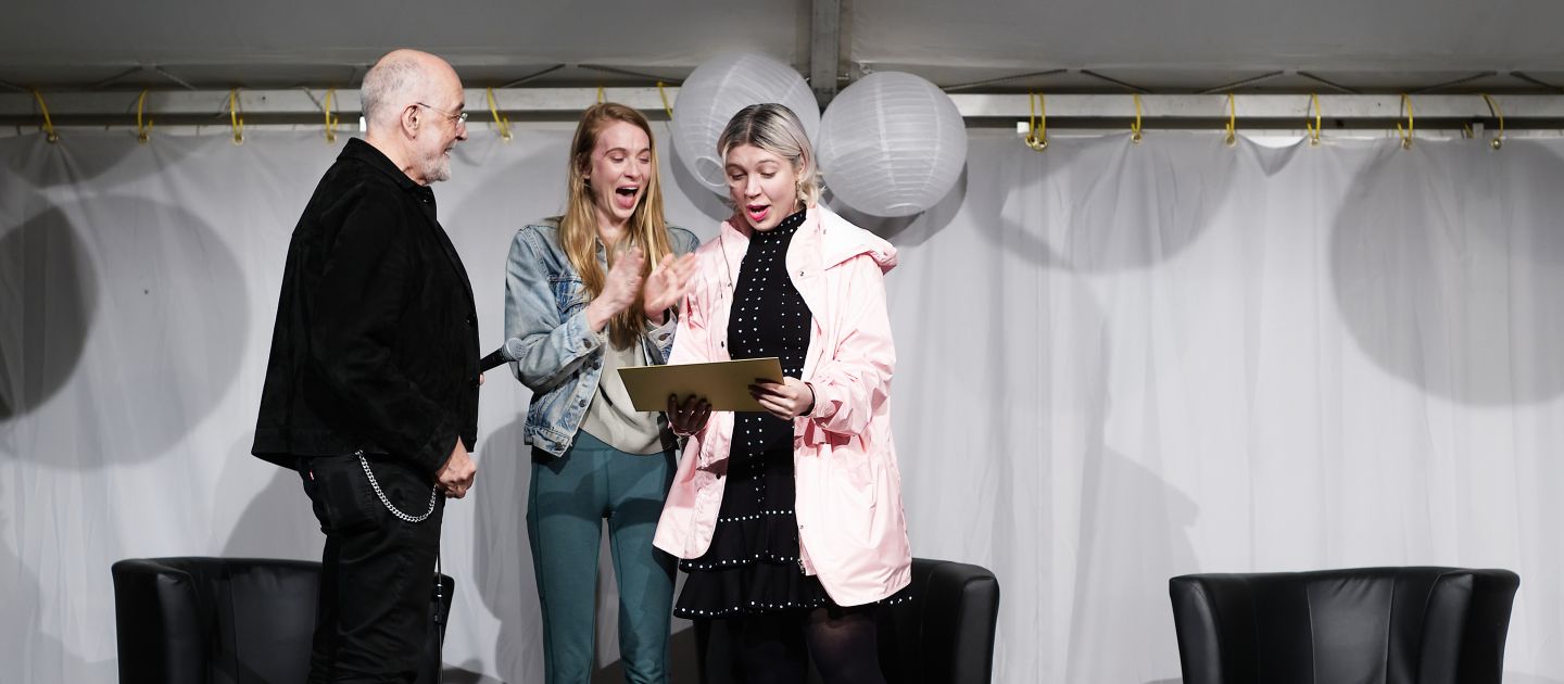 Vorstand des Freundeskreises Markus Weinkopf mit den Gewinnerinnen 2025 Lulu Obermayer und Rachel Troy