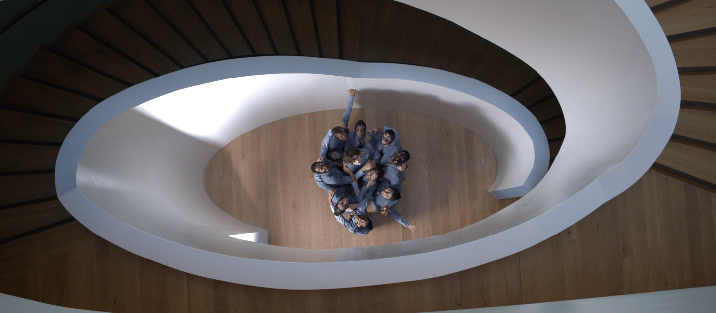 Das MOMO-Ensemble von oben, umringt von einer Wendeltreppe.