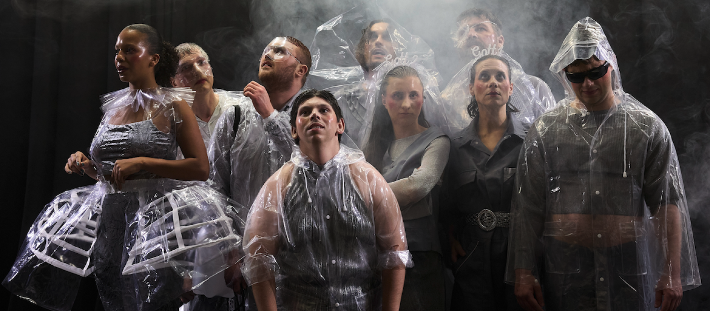 Motiv mit Ensemble zu "Der gute Mensch von Sezuan"