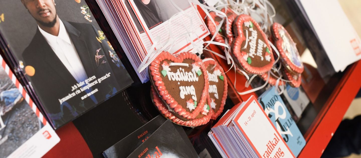 Das Foto zeigt ein Lebkuchenherz mit der Aufschrift "Radikal jung"