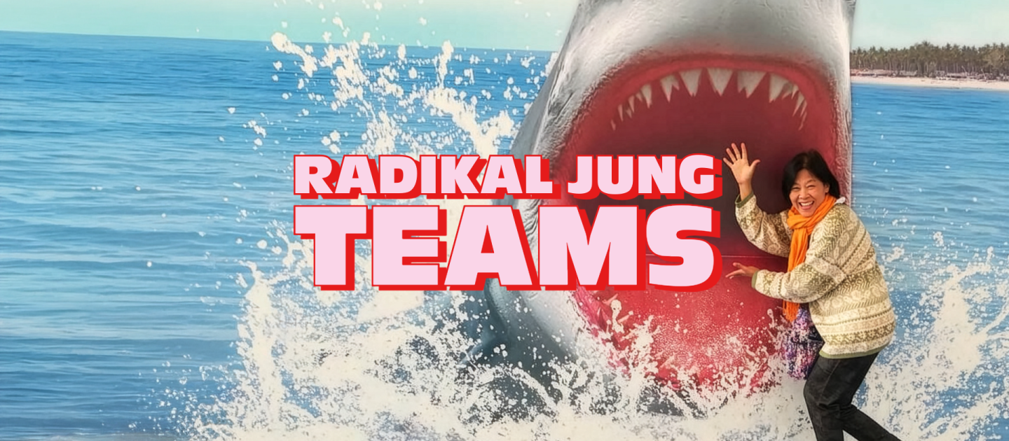 Eine Frau steht vor einer Fotowand mit einem Hai, der aus dem Wasser springt.