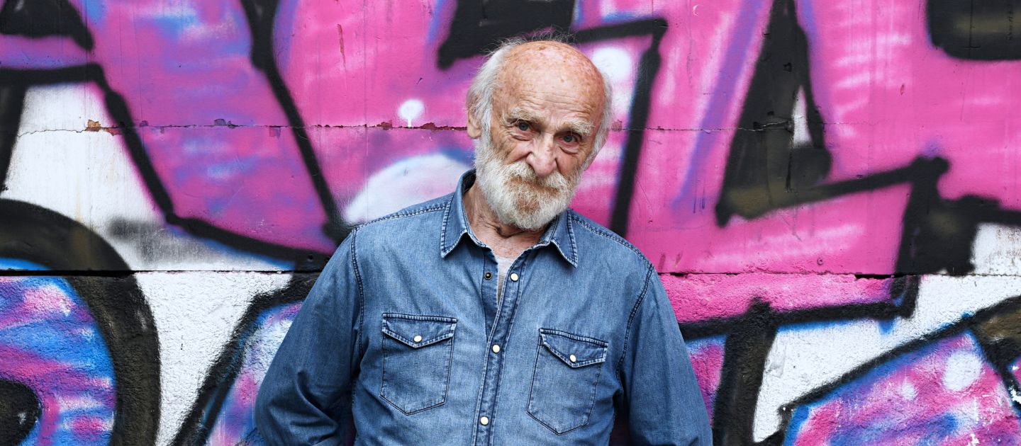 Peter Mitterrutzner (c) Gabriela Neeb Portrait von Peter Mitterrutzner vor einer Graffiti-Wand