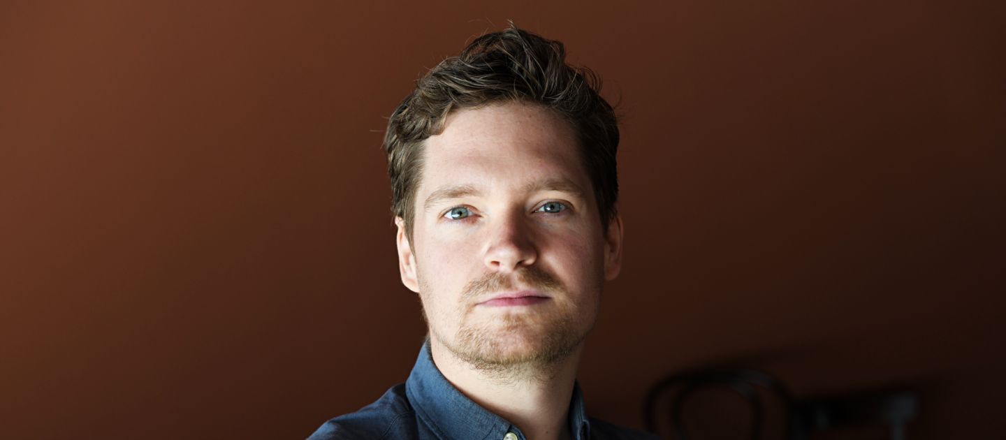 Philipp Lind (c) Gabriela Neeb Portrait von Philipp Lind vor brauner Wand