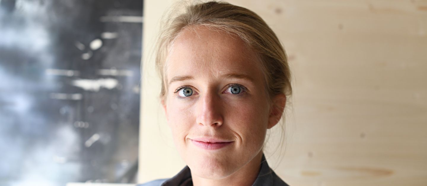 Susanne Brückner (c) Gabriela Neeb Portrait von Susanne Brückner vor Theater-Hintergrund