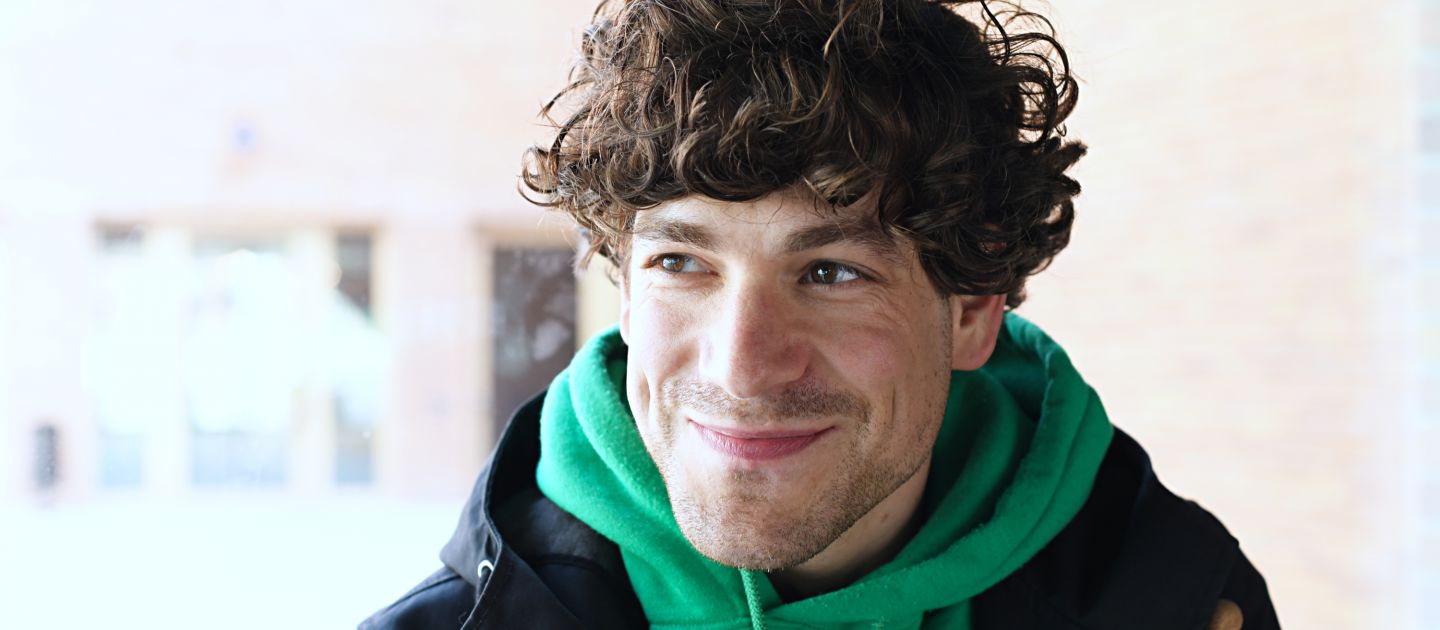 Jonathan Hutter Das Foto zeigt ein Porträt von Jonathan Hutter im Foyer des Münchner Volkstheaters