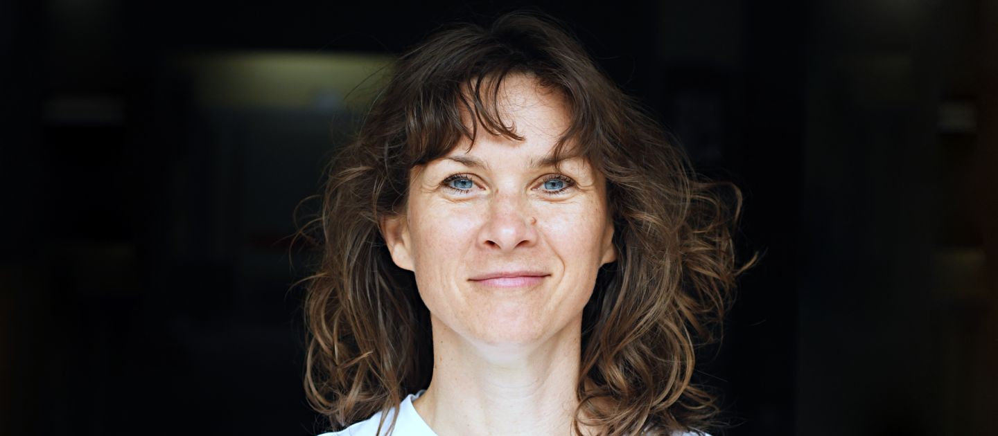Kathrin von Steinburg Das Foto zeigt ein Porträt von Kathrin von Steinburg vor dunklem Hintergrund