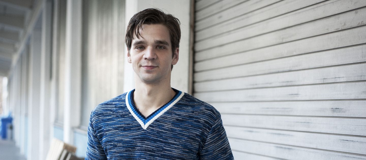 Das Foto zeigt ein Porträt von Johannes Meier vor einer Garage.