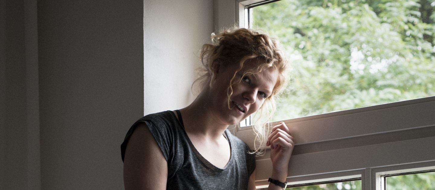 Ein Porträtfoto von Magdalena Wiedenhofer am Fenster