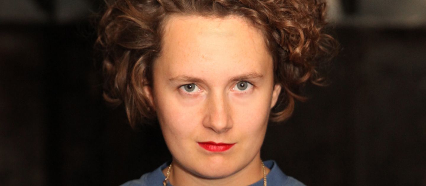 Laura Naumann (c) Dorothea Tuch Ein Portrait von Laura Naumann vor dunklem Hintergrund