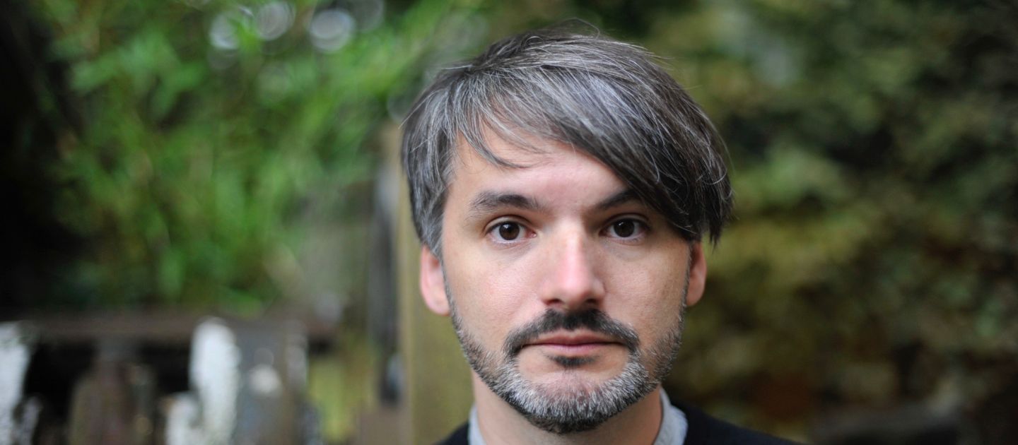 Saša Stanišić Ein Foto von Saša Stanišić vor Natur-Hintergrund