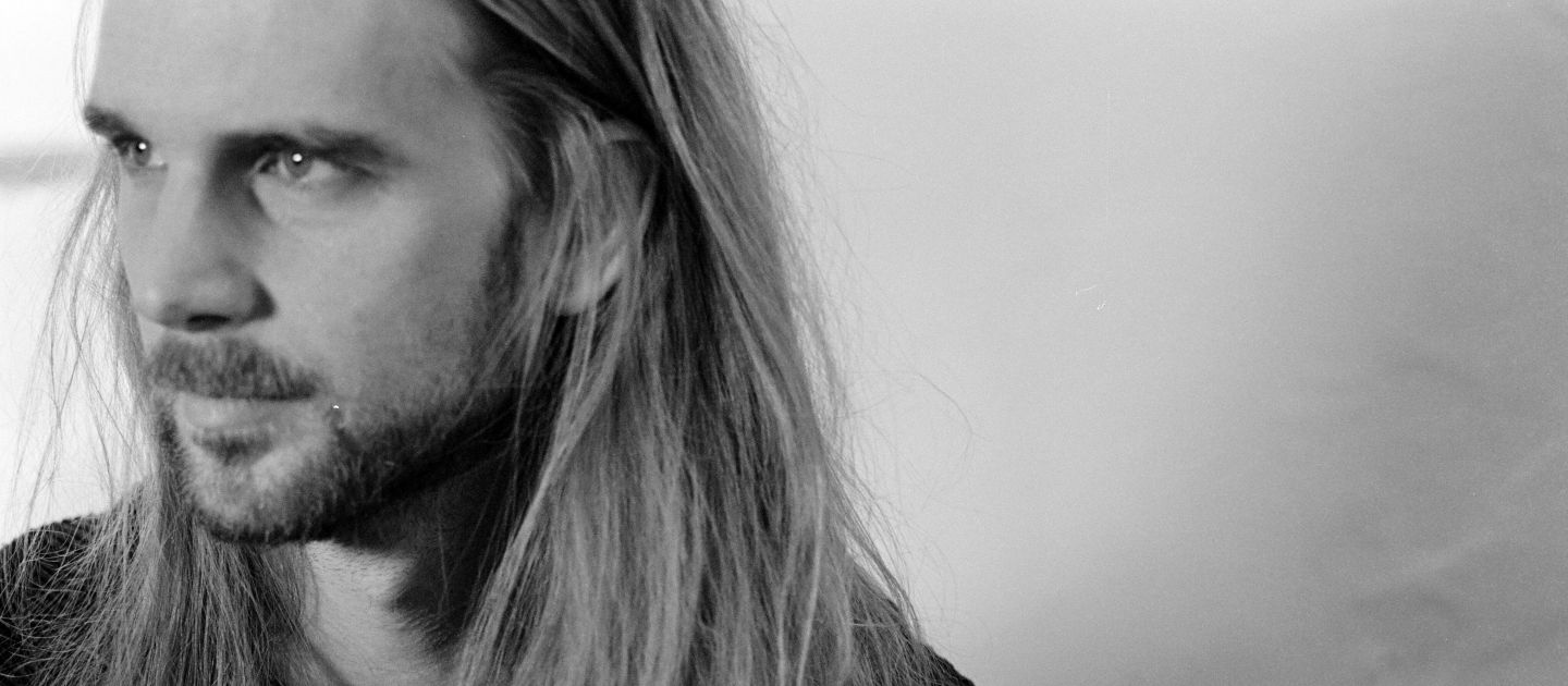 Tom Wörndl (c) Matthias Jung Ein Portrait von Tom Wörndl in Schwarz-weiß.