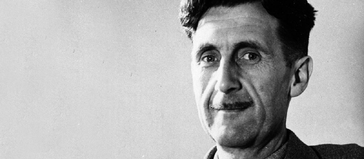 George Orwell Ein Portraitfoto von George Orwell in schwarz/weiß