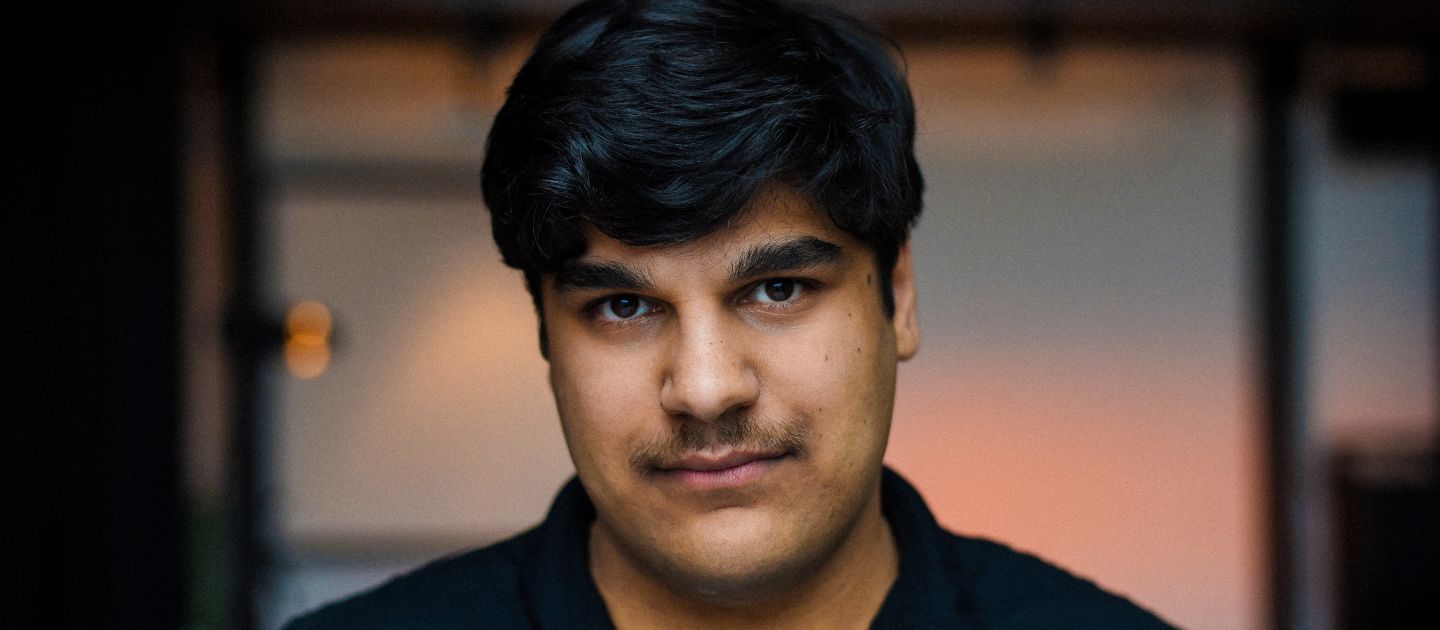 Julian Mahid Carly (c) Niklas Vogt Das Foto zeigt ein Portrait von Julian Mahid Carly