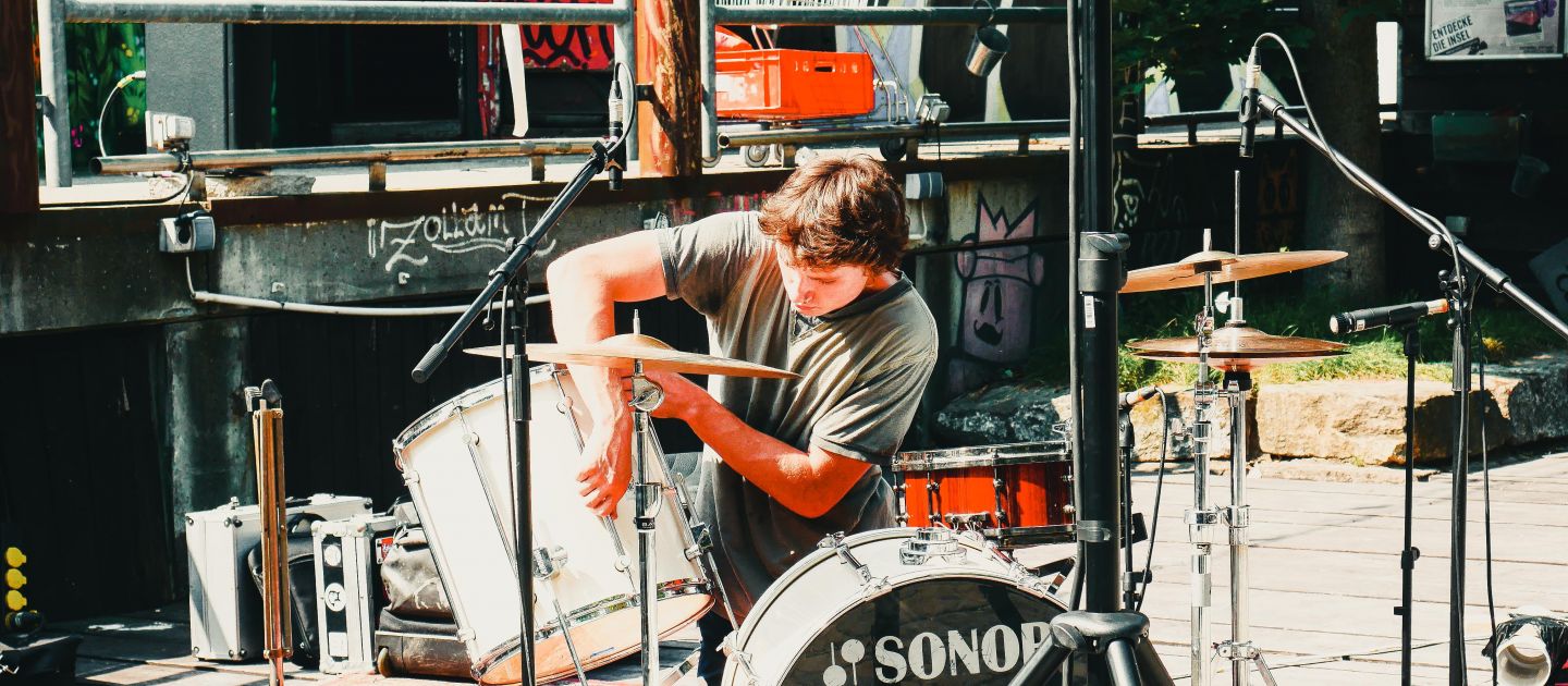 Das Foto zeigt den Musiker Michel Schulze mit Schlagzeug