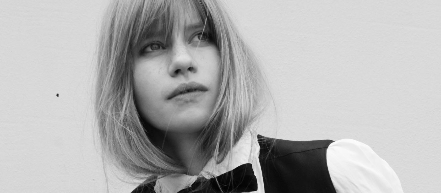 Ein Portrait von Julia Dietrich in schwarz-weiß