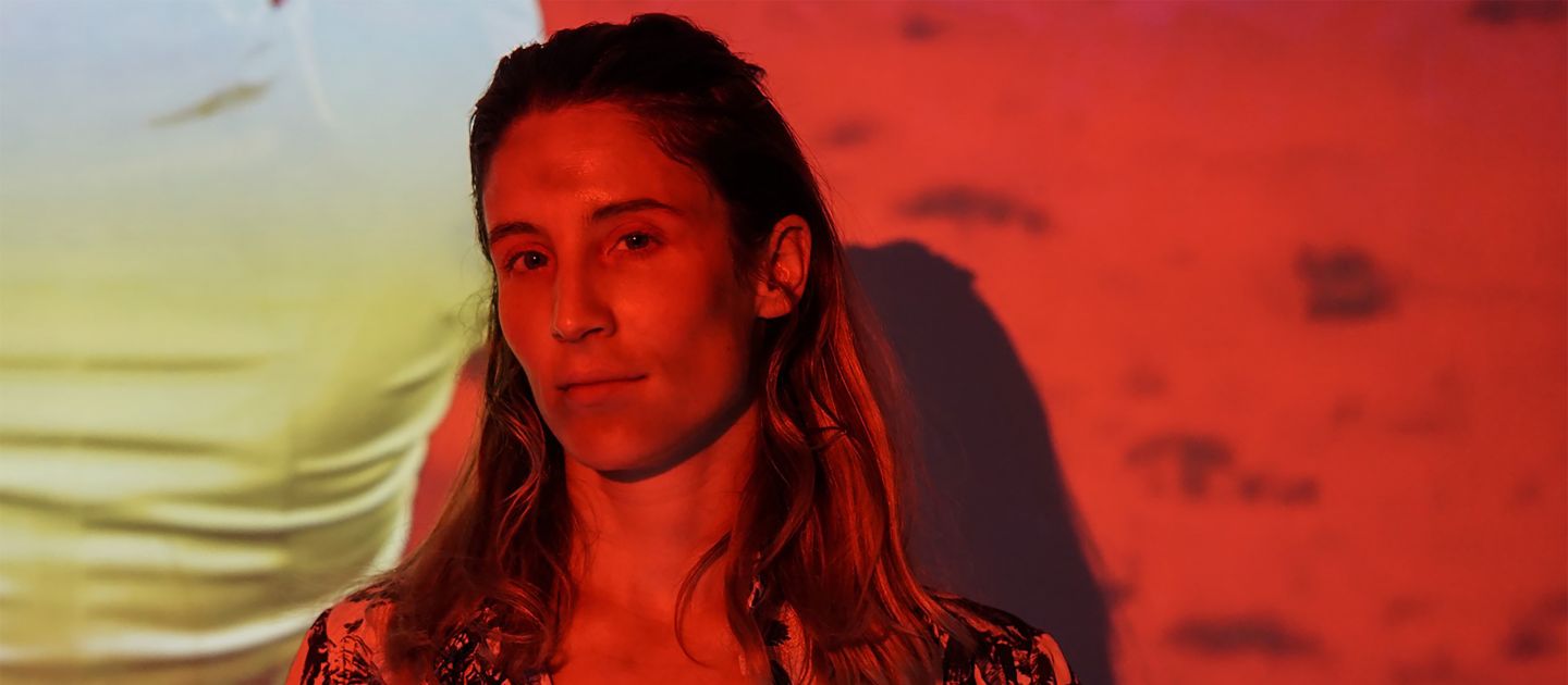 Annalena Fröhlich (c) Diego Moscoso Ein Portrait in roter Beleuchtung von Annalena Fröhlich