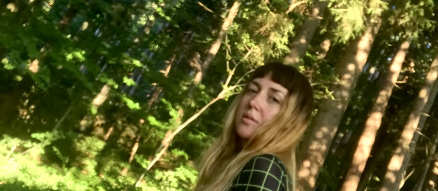 Cornelia Pazmandi Ein Foto von Cornelia Pazmandi im Wald