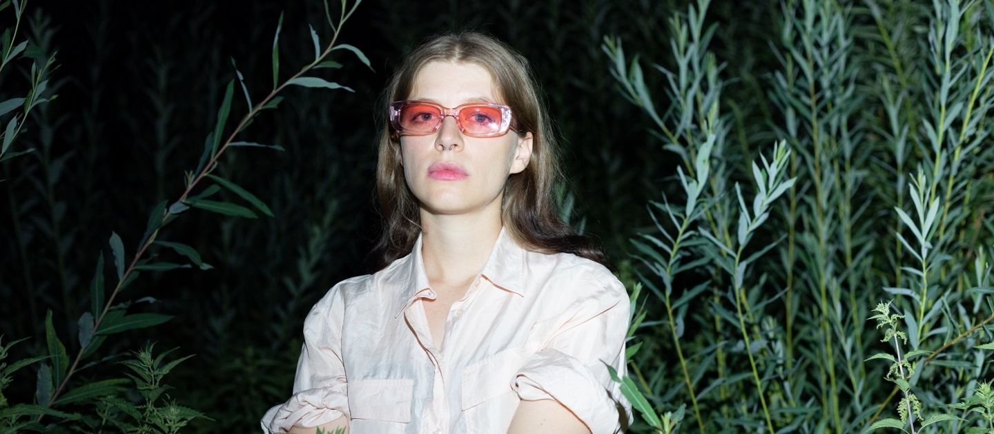 Svenja Viola Bungarten im Gebüsch mit Brille