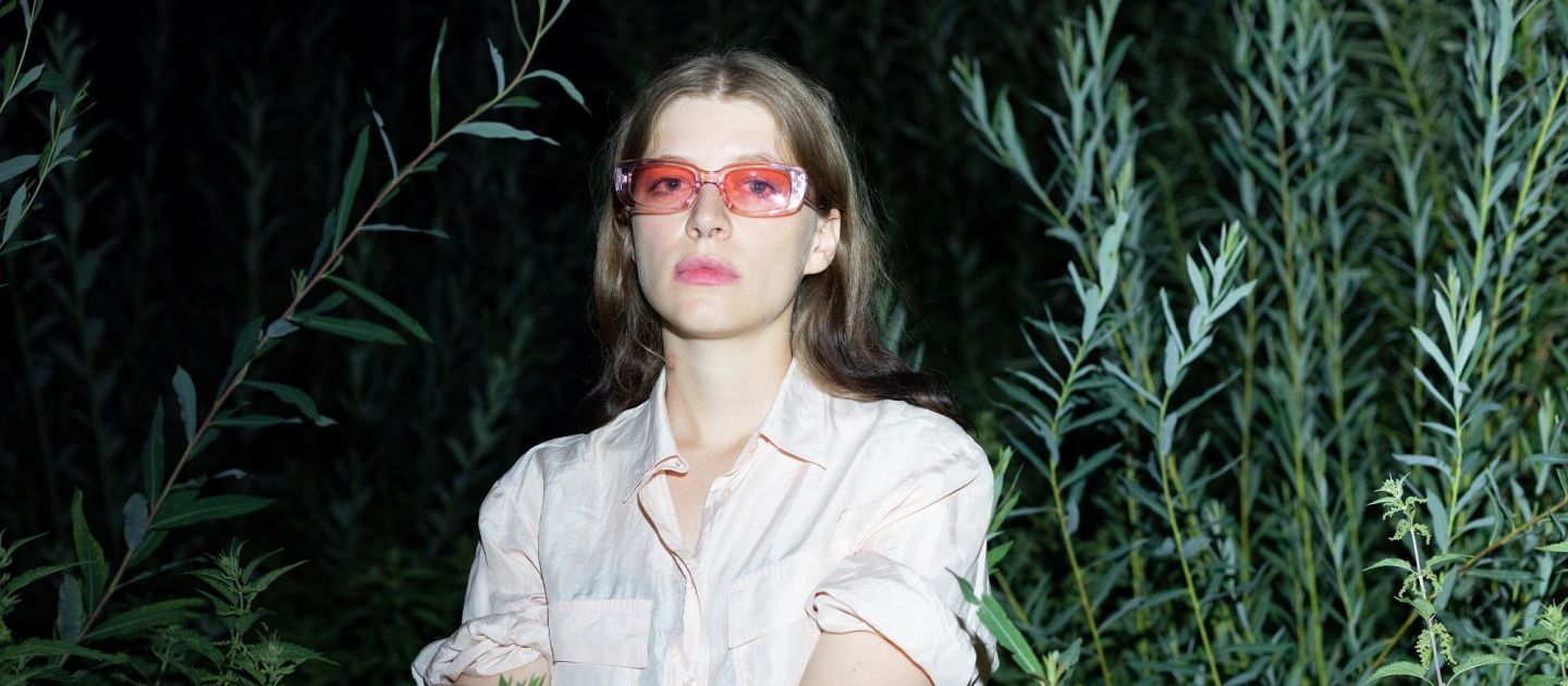 Svenja Viola Bungarten (c) Lea Hopp Svenja Viola Bungarten im Gebüsch mit Brille
