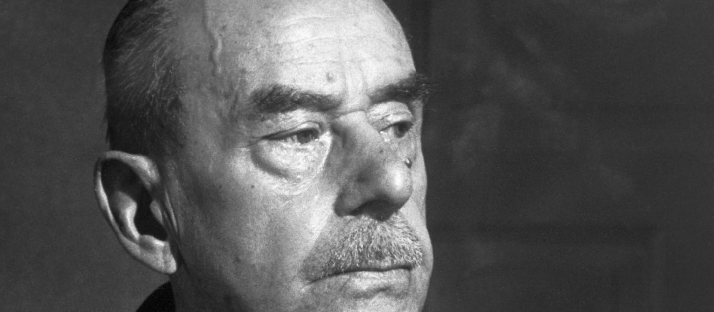 Ein Portraitfoto von Thomas Mann in schwarz-weiß