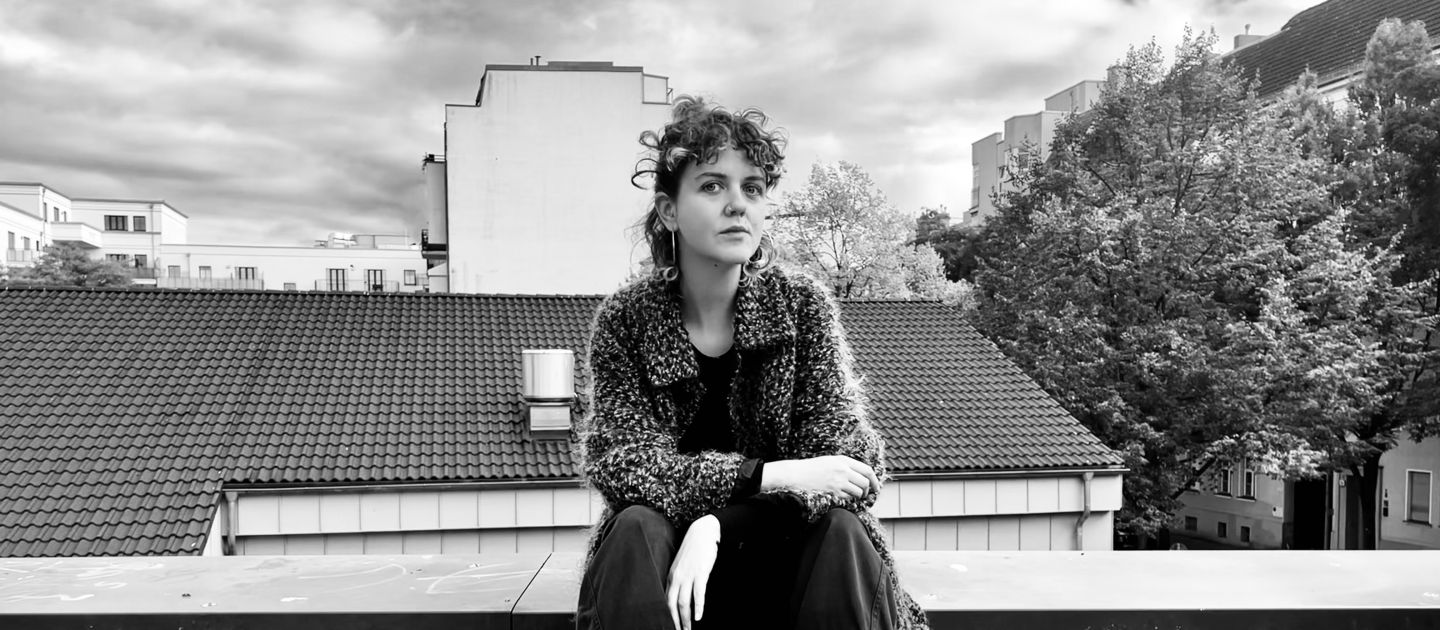 Ein Foto von Wanda Traub in schwarz-weiß auf einem Dach.