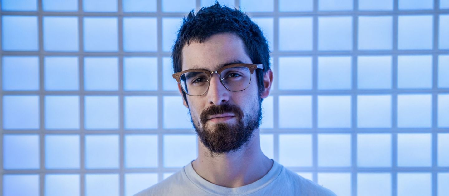 Joel Jaffe (c) Leonie Braun Joel Jaffe mit Brille im weißen T-Shirt.