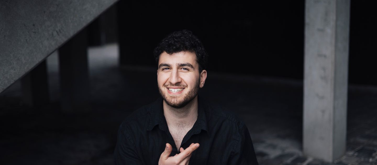 Baran Sönmez (c) Elena Zaucke Ein Portraitfoto von Baran Sönmez