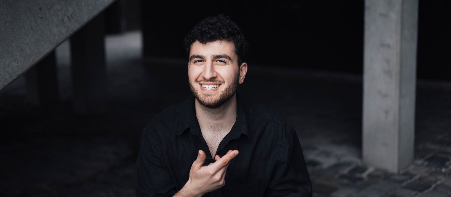 Ein Portraitfoto von Baran Sönmez