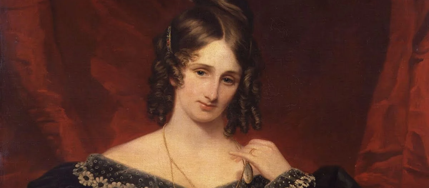 Mary Shelley Ein Portraitgemälde von Mary Shelley vor rotem Hintergrund.