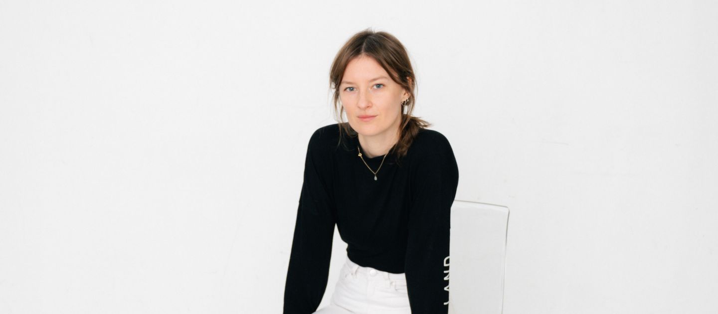 Helene Payrhuber (c) Theresa Stritzinger Ein Portraitfoto von Helene Payrhuber sitzend auf einem Stuhl.