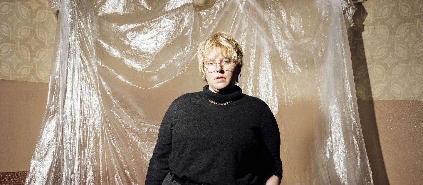 Ein Portraitfoto von Katharina Grosch vor einer Folie.