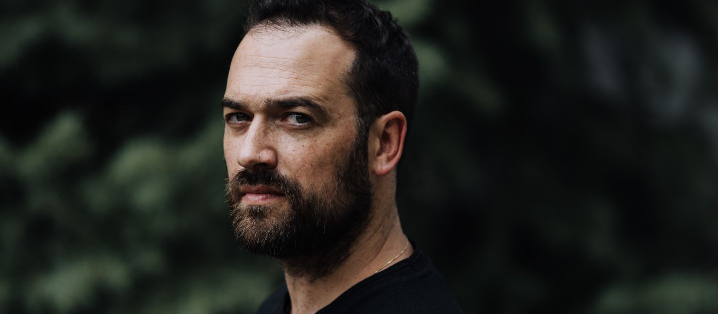 Ein Portraitfoto von Adrian Figueroa