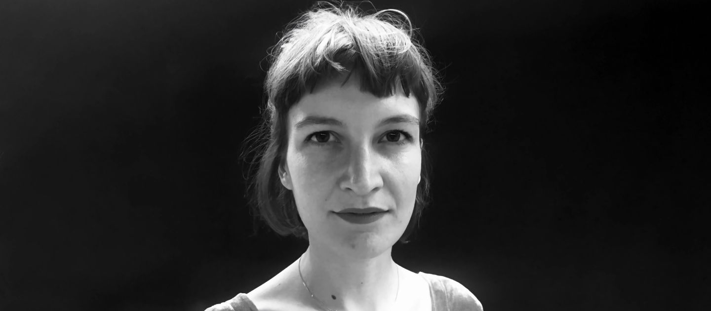 Ein schwarz-weiß Portraitfoto von Anna Armann.