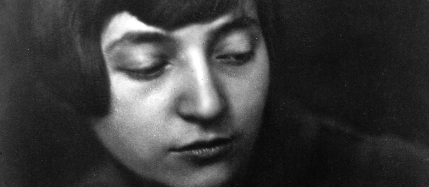 Ein schwarz-weiß Portraitfoto von Marieluise Fleißer