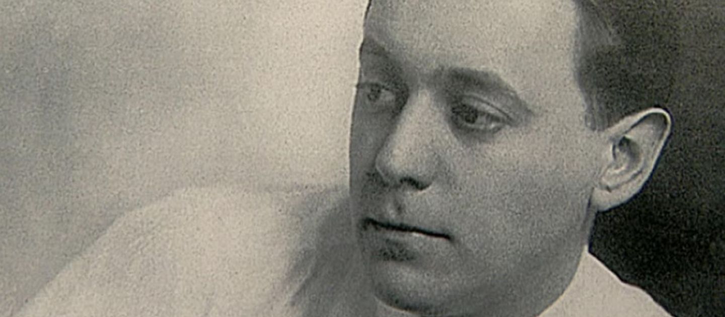 Ödön von Horváth Portraitfoto von Ödön von Horváth in schwarz-weiß mit gelbem Unterton.