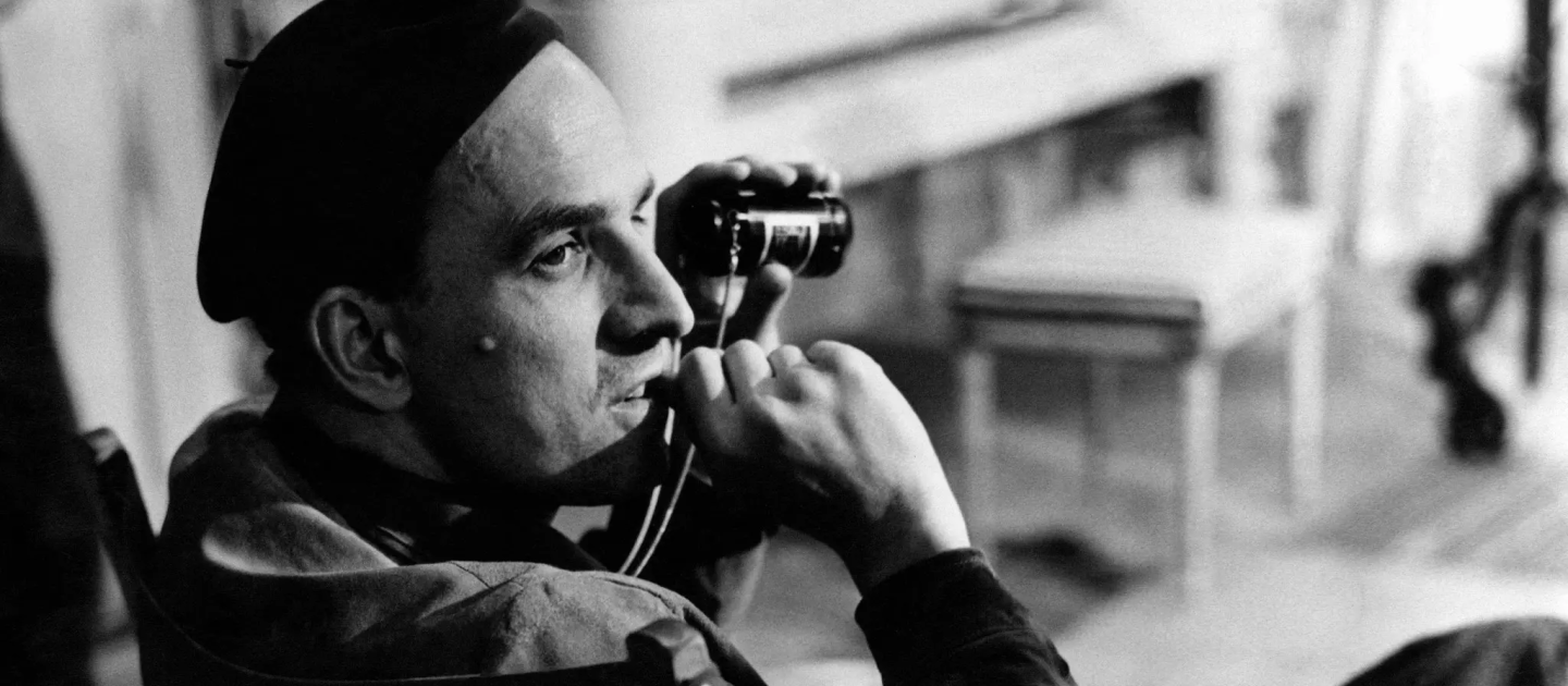 Schwarz-weiß Foto von Ingmar Bergman im Regiestuhl.