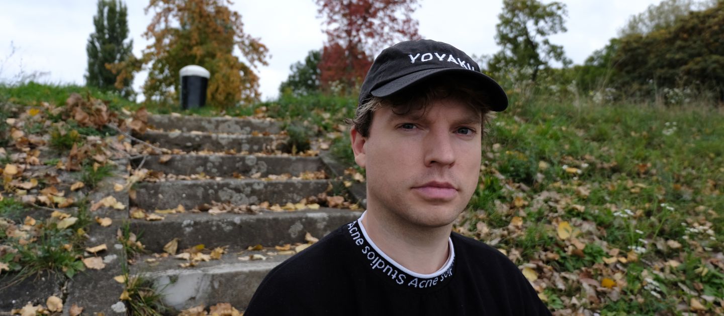 Bendrik Grossterlinden (c) Lucia Wunsch Portraitfoto von Bendrik Grossterlinden vor einer mit Herbstlaub bedeckten Steintreppe