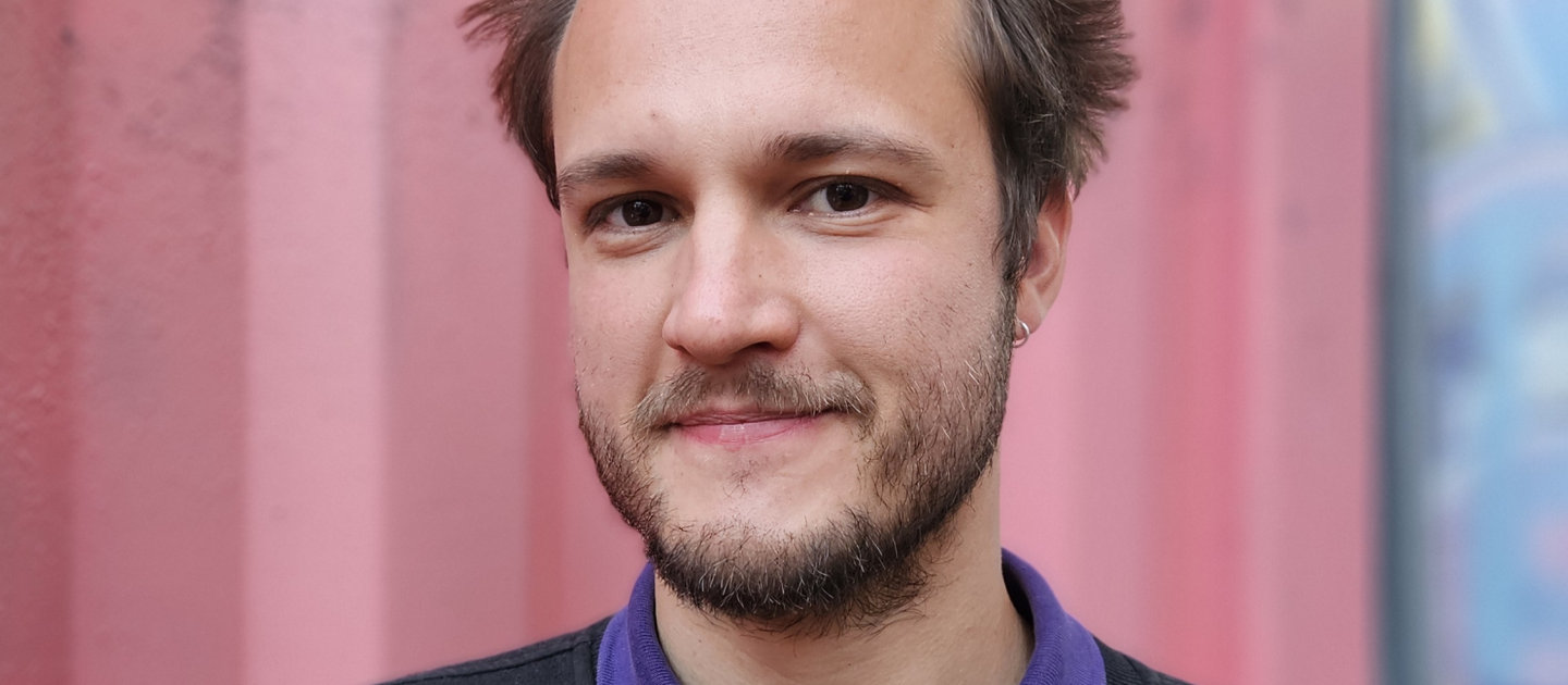 Lorenz Nolting (c) Sofie Boiten Lorenz Nolting vor pinkem Hintergrund