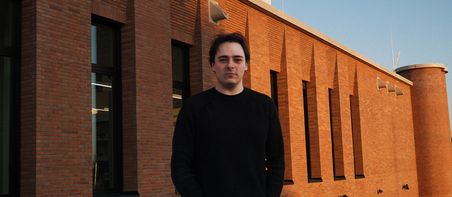 Ein Portraitfoto von Leon Frisch vor dem Münchner Volkstheater