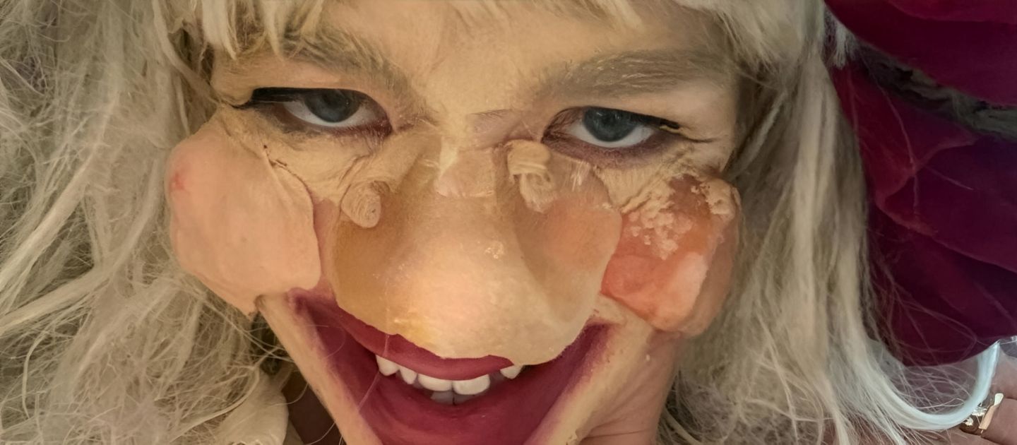 Selfie von Hanna Rode mit Silikonprothesen im Gesicht.