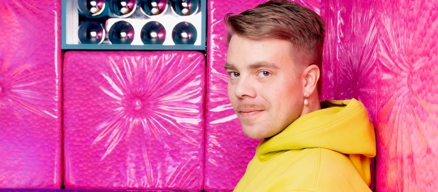 Foto von Heiki Riipinen in einem pink und lila gepolsterten Zimmer.