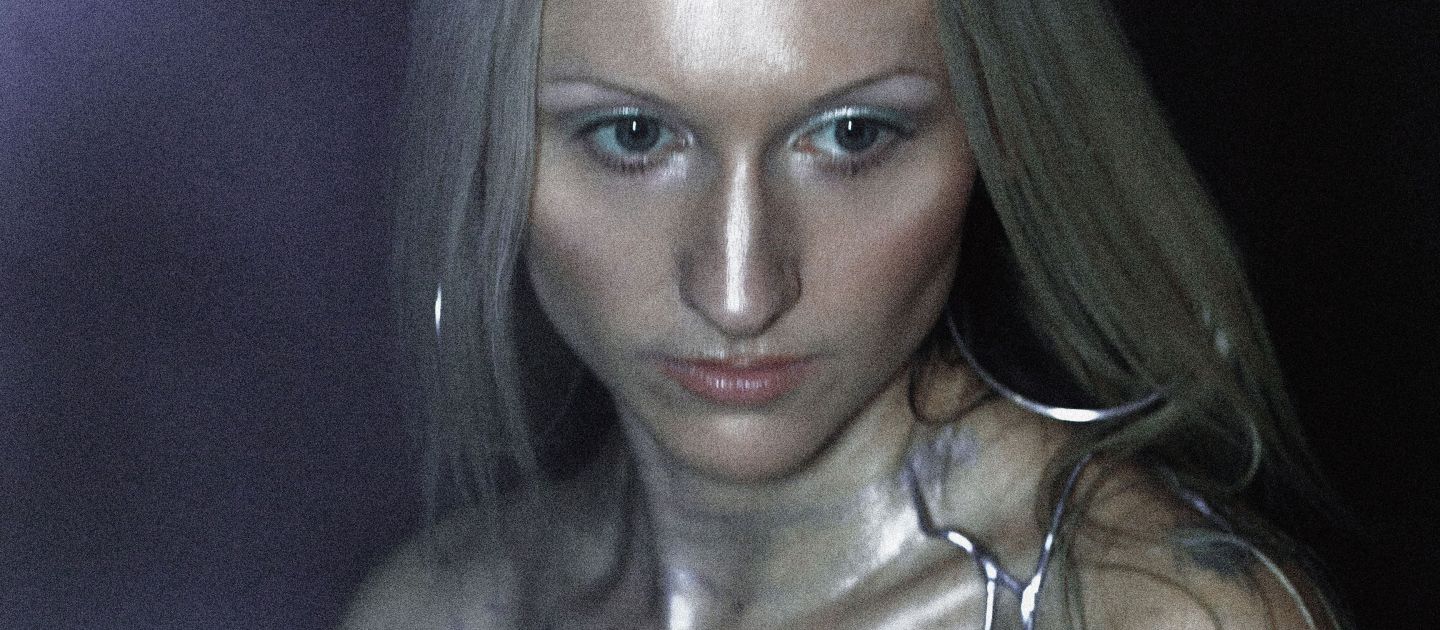Portraitfoto von Niko Ursin in einem silbernen 3D-modellierten Top.