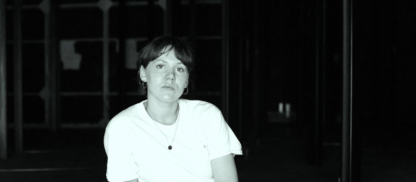 Foto von Paula da la Haye in schwarz-weiß.