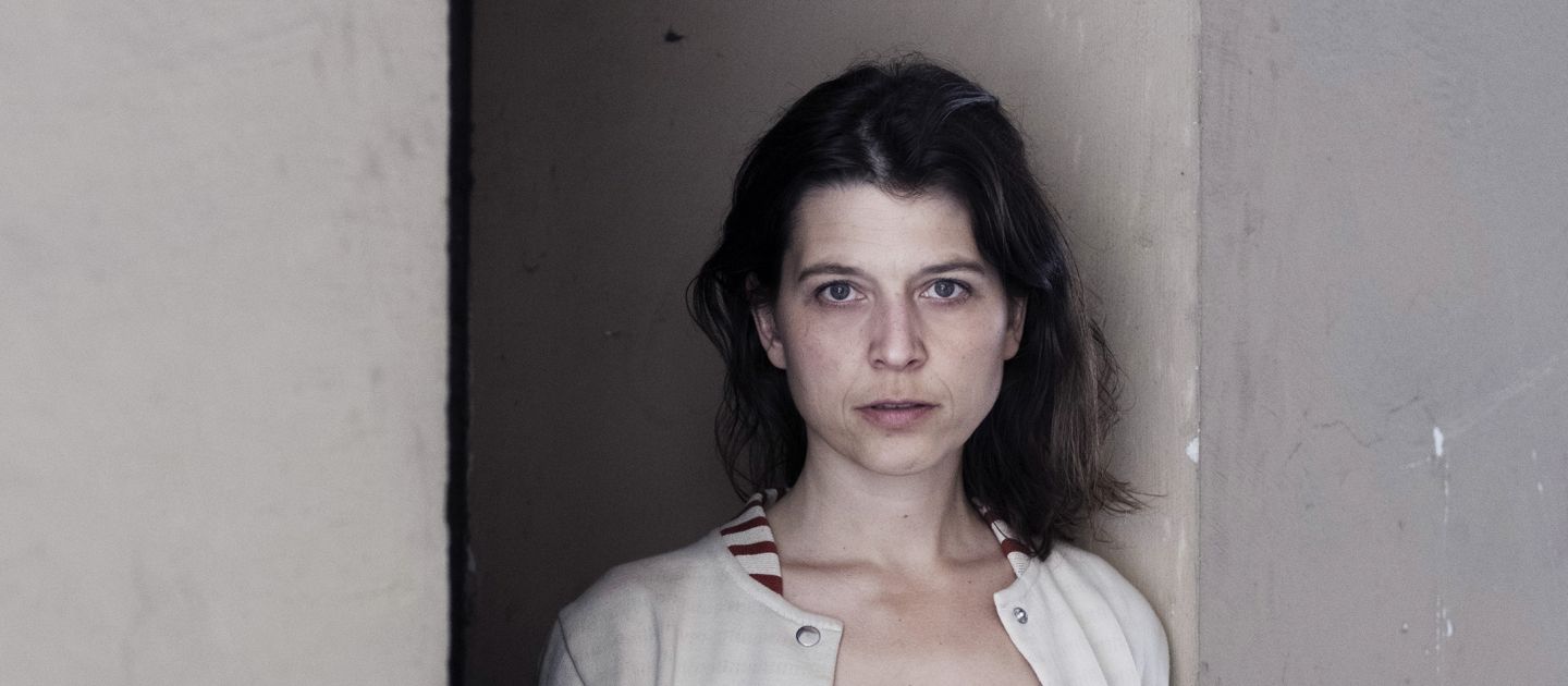 Portraitfoto von Jelena Nagorni zwischen zwei Betonwänden.