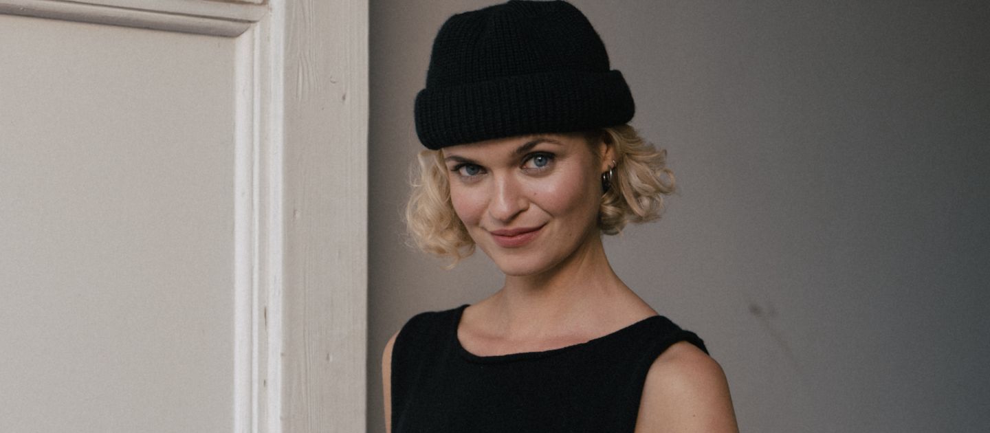 Nora C. Schulte mit schwarzem Beanie.