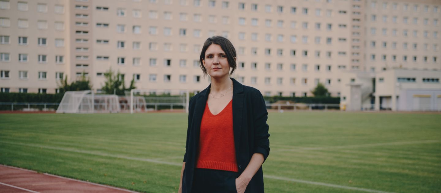 Portraitfoto von Verena Keßler auf einem Sportplatz.