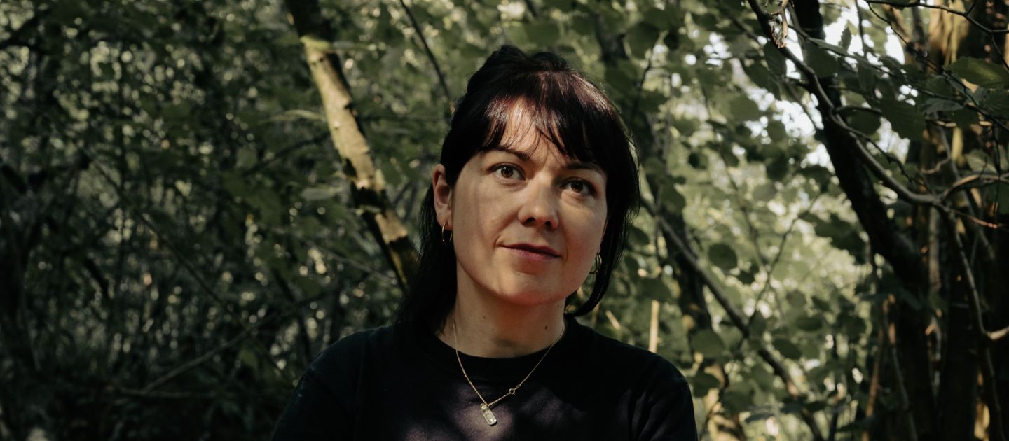 Portraitfoto von Dana von Suffrin im Wald.