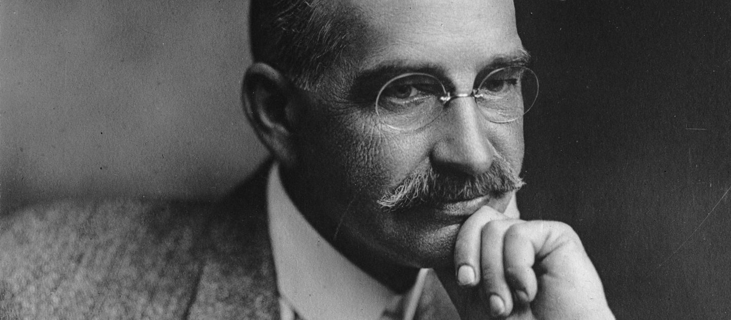 Portraitfoto von Lyman Frank Baum in schwarz-weiß