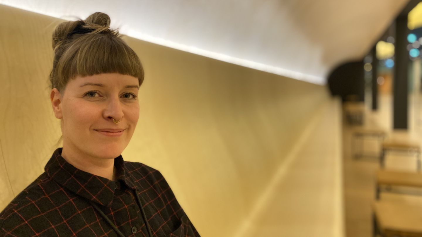Theresa Derksen-Bockermann (c) Jenny von Reiche Theresa Derksen-Bockermann sitzt auf einer langen hellen Holzbank