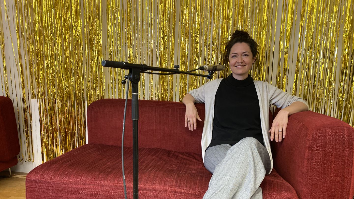 Lisa Müller-Gahr (c) Jenny von Reiche Lisa Müller-Gahr sitzt auf einem roten Sofa